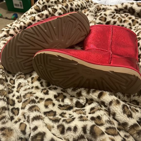New UGGS red metallic. Size 5/37. But I wear a 6.5 and they fit me - Picture 4 of 4